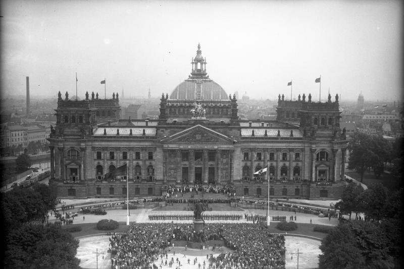 Bundesarchiv_Bild_102-13744%2C_Berlin%2C_Reichstag%2C_Verfassungsfeier.jpg