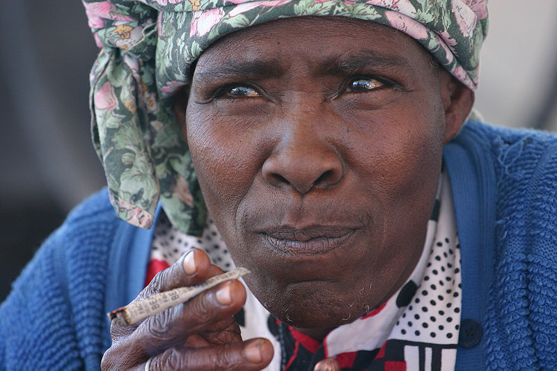 800px-Nama_Woman_Smoking_Kalahari_Desert_Namibia_Luca_Galuzzi_2004.JPG
