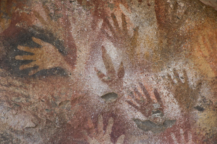 cueva-de-las-manos-argentine-main-trois-doigts-choique-nandu-peinture-rupestre-756x505.jpg