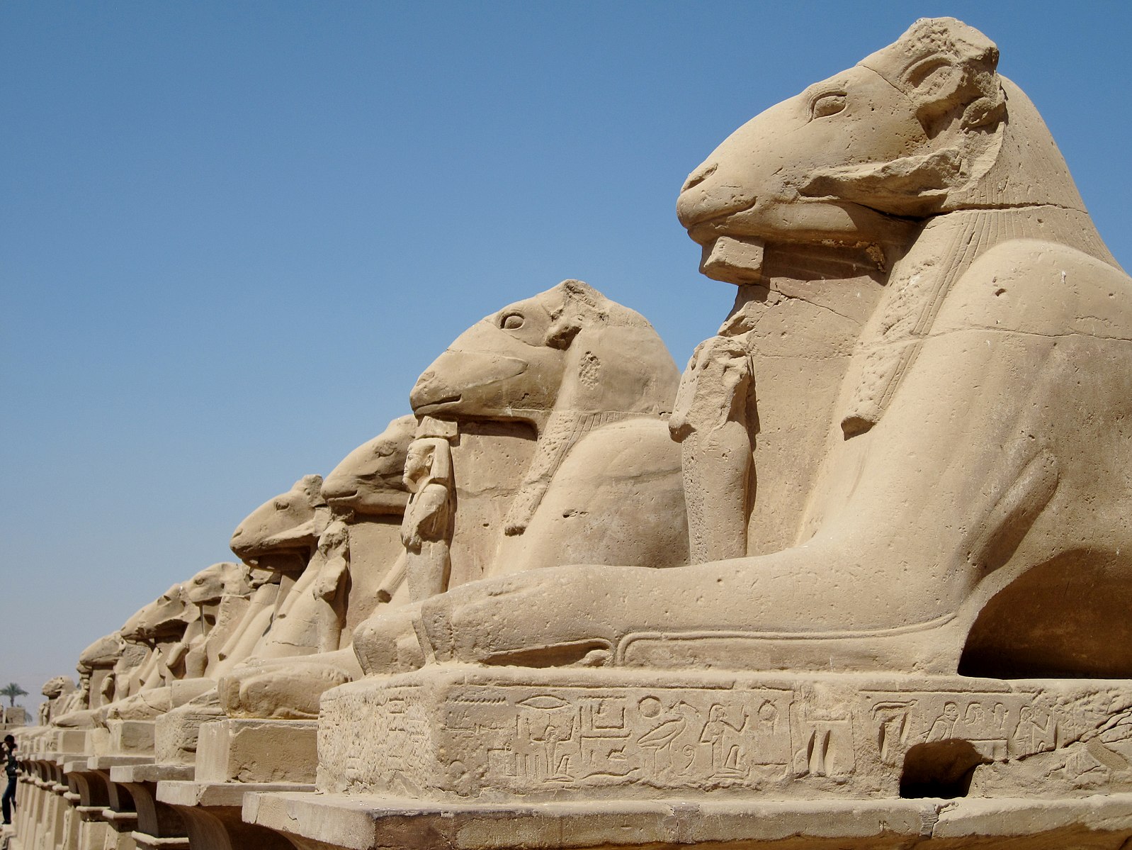 Karnak_Tempel_Dromos_14.JPG