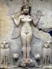 Mesopotamische Göttin mit Löwen.jpg