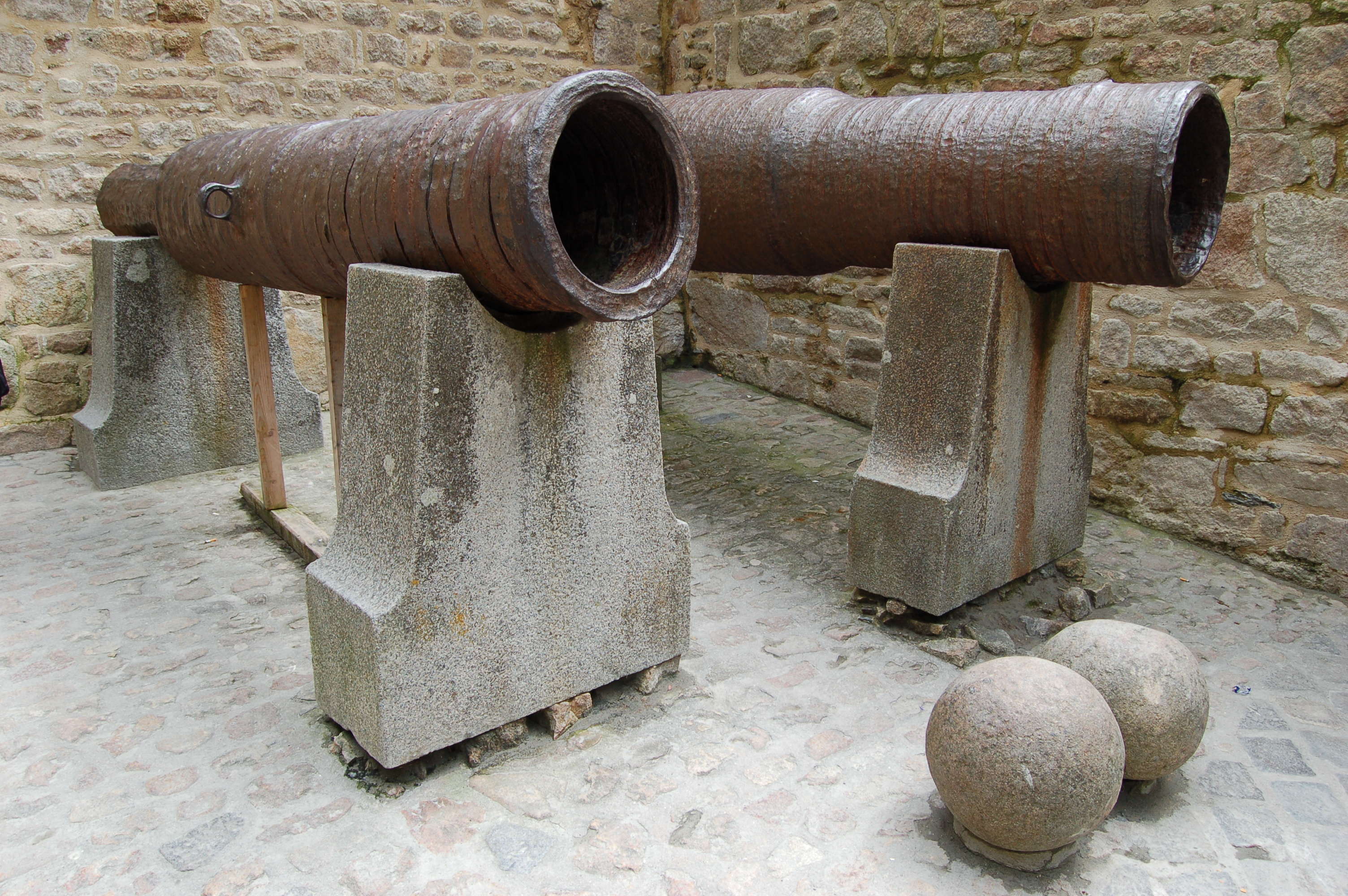 Cannons_abandonded_by_Thomas_Scalles_at_Mont_Saint-Michel.jpg